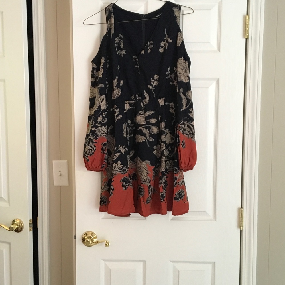 Open-shoulder print dress